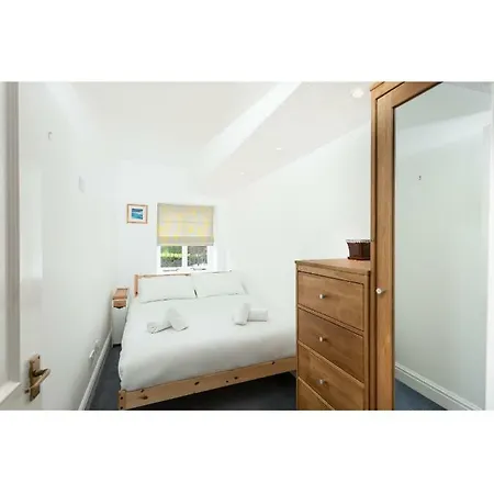 In Quiet, City Centre, Historic Building Apartamento